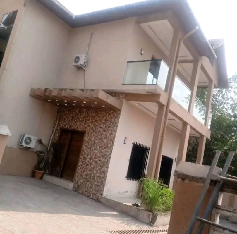 Photo de Maison à louer à Kasa-Vubu, Kinshasa - 5 chambre(s) - SmartImmo