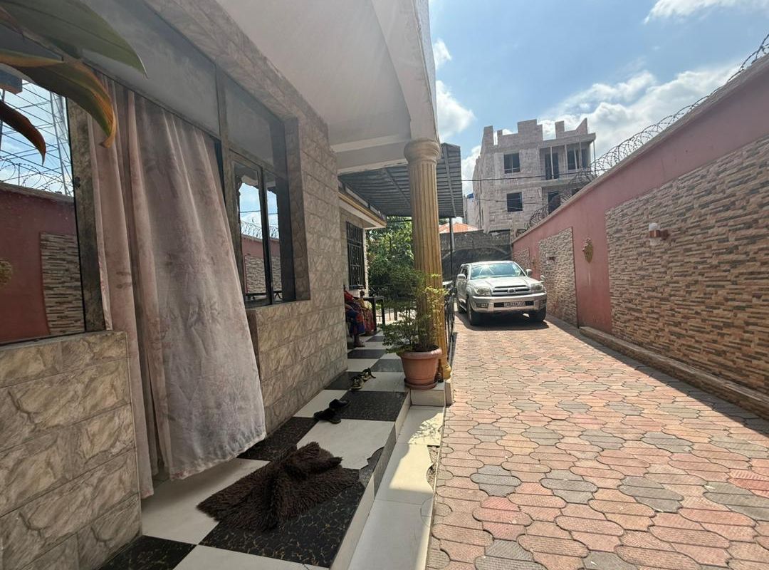 Photo de Maison à louer à Mont-Ngafula, Kinshasa - 4 chambre(s) - SmartImmo